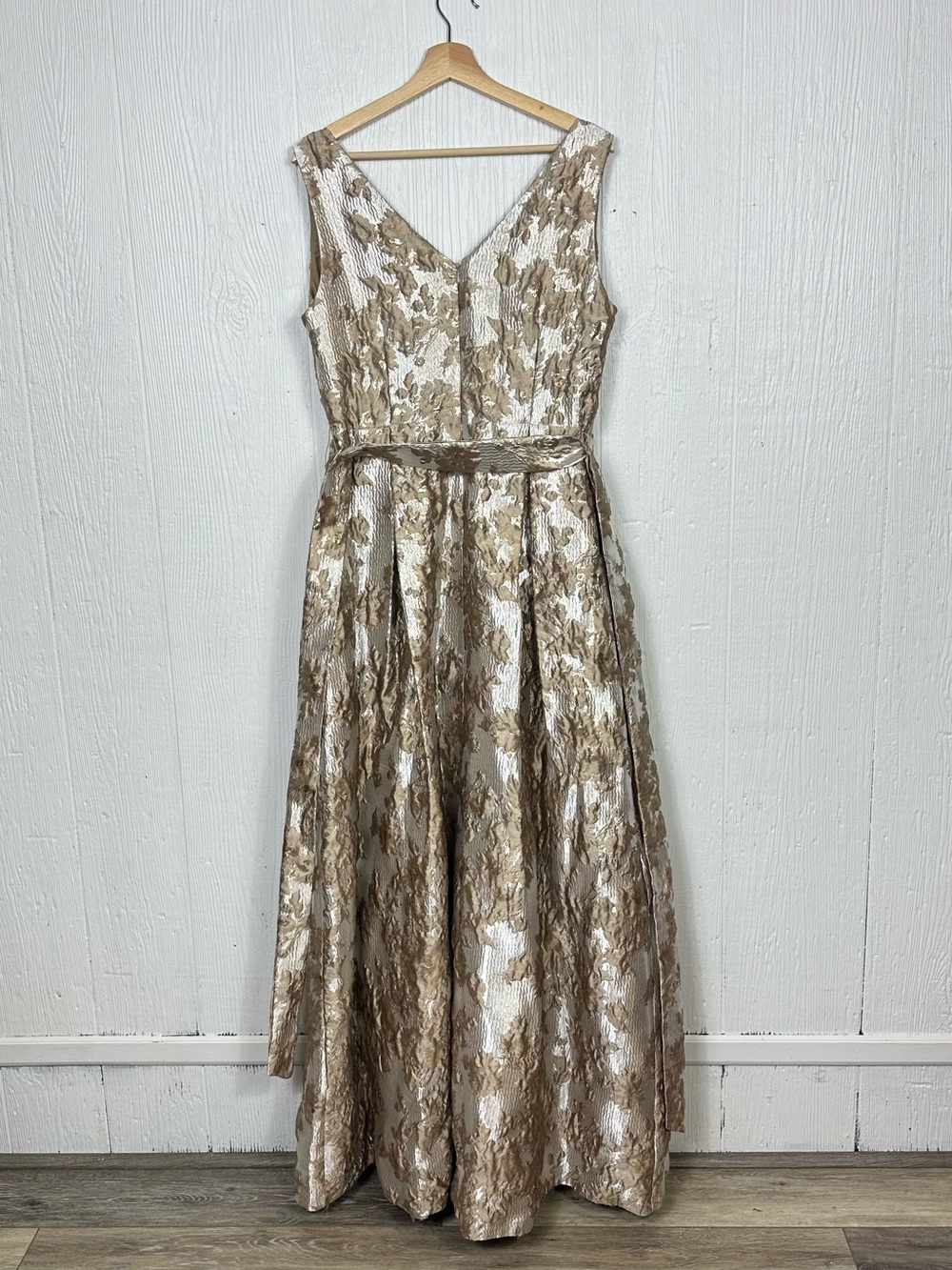 NWT Donna Karan Gold Brocade Sleeveless Wrap Ball Gown Frosted Beige 
Size 12 - Picture 9 of 16